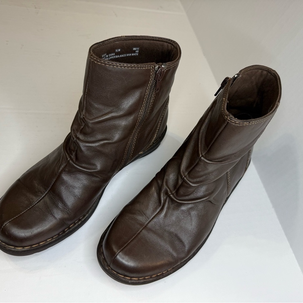 Clarks Sz 8.5 Women’s Comfort Soft Brown Leather Chelsea Ankle Boots w/ Ruching